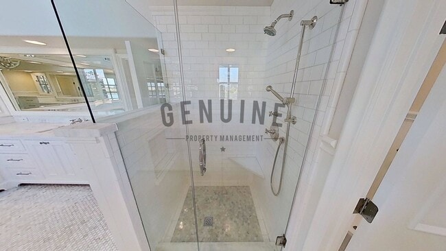 Building Photo - Beautiful Two-Level 5Bd 3.5Ba Home in Newport Beach