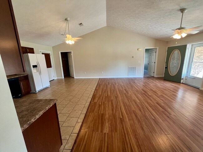 Building Photo - Quiet Neighborhood Charm with Everyday Con...