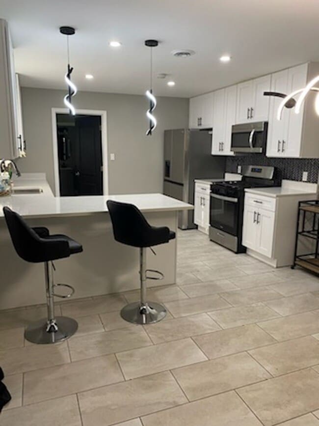 Building Photo - Beautifully Renovated, Modern 3 bedroom 2....