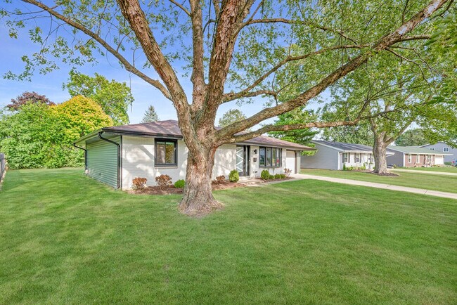 Building Photo - 908 Long Meadow Dr