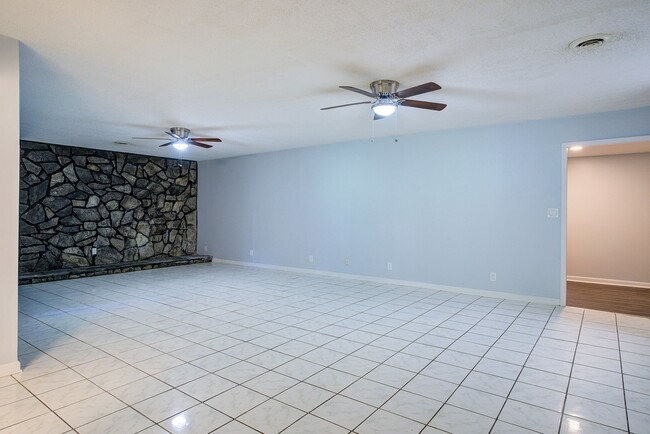 Building Photo - Very nice 4 bed 3 and a half bath home close to Boone Lake