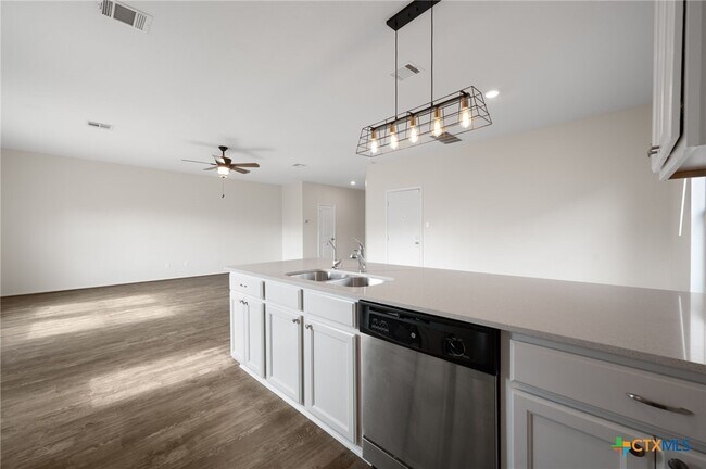 Building Photo - 817 Circle Wy