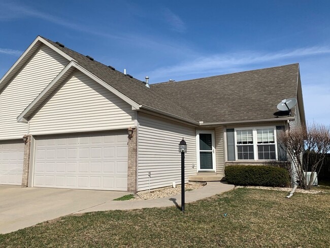 Building Photo - Spacious 2-bed, 2-bath duplex available for June!