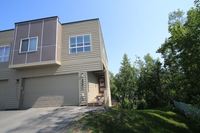 Building Photo - Modern and Spacious 4 Bedroom Condo in Eas...