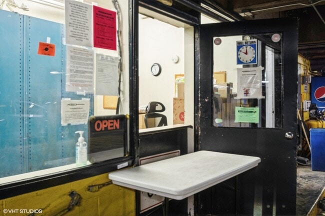 Building Photo - 1450 E 55th St