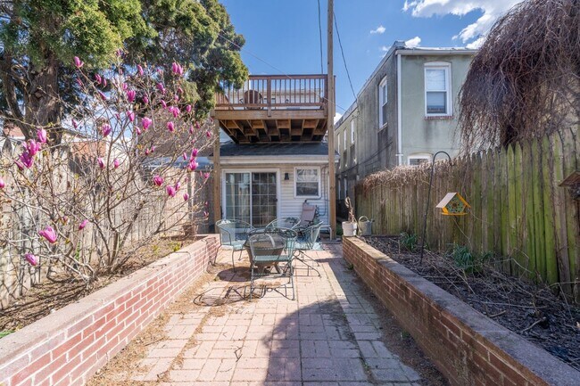 Building Photo - 1202 S Clinton St