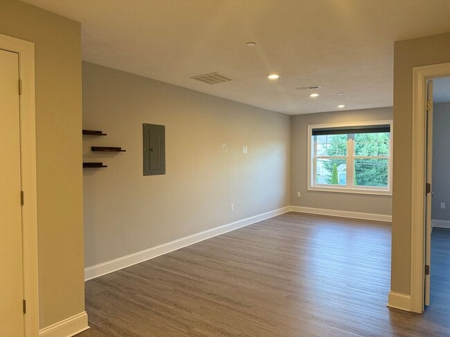 Building Photo - Bright, Spacious 2 bedroom condo in prime ...