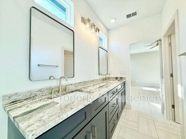 Building Photo - 728 Ellwood Ave