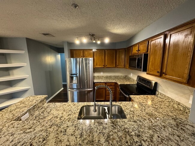 Building Photo - Sophisticated 2 Bed 2 Bath Condo with Loft...