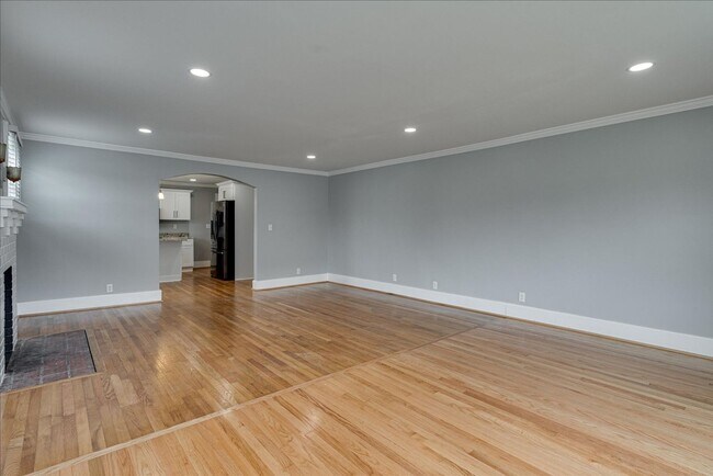 Building Photo - 3 bedroom home in Red Bank!