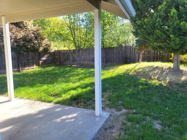 Building Photo - 3 bed 2 bathHome for Rent in Grants Pass