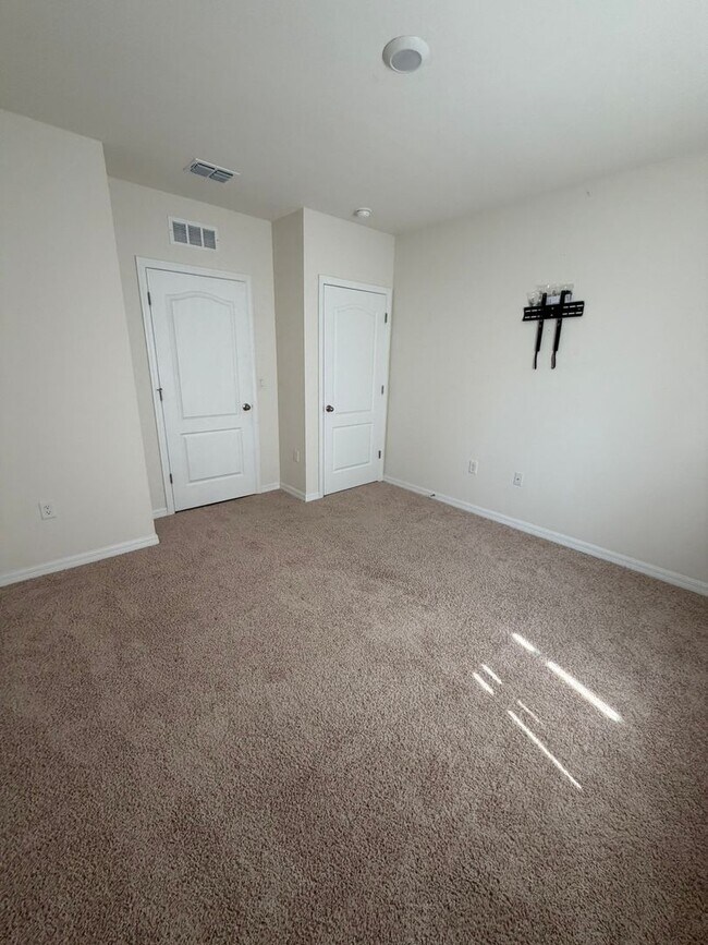 Building Photo - 801 Baylor Dr