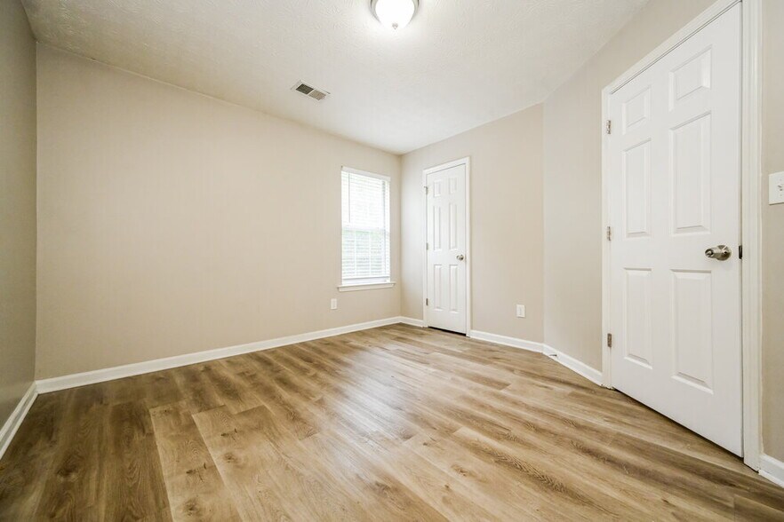 Building Photo - 409 Grove Park Dr