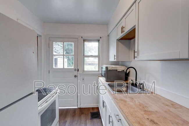 Building Photo - 201 S Emerson Ave