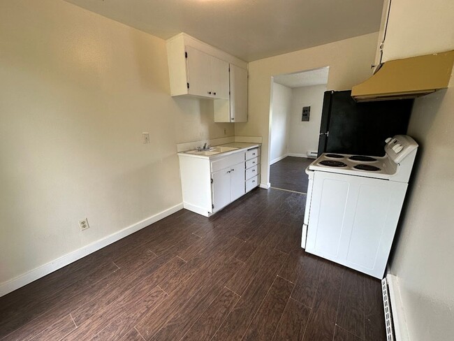 Building Photo - Newly remodeled - 1 bedroom apartment in P...