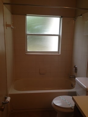 Building Photo - 2 bedroom 1 bath triplex located in the Semoran club subdivision.