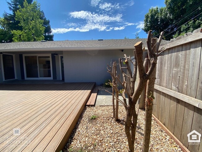 Building Photo - Charming 2bd/2ba House in Downtown Sonoma!
