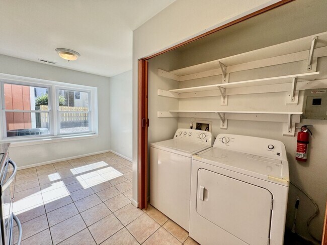 Building Photo - 3-Bedroom Townhome READY NOW!! Fresh Paint...