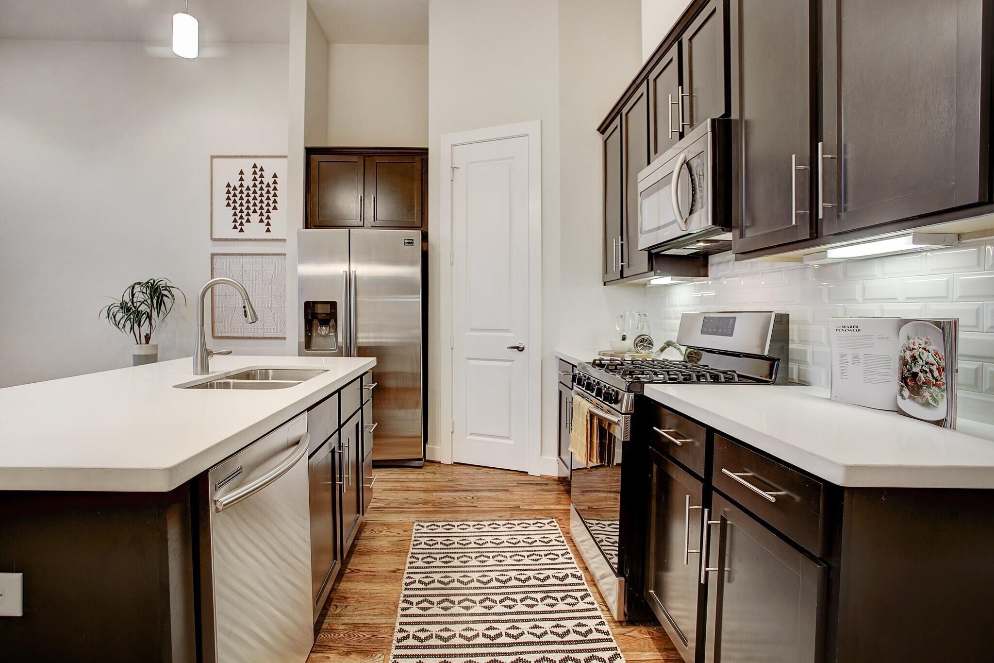 upgraded stainless appliances - 2926 Alice St