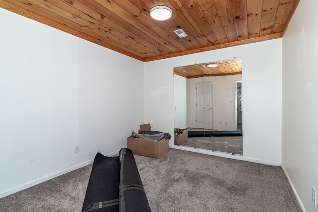 Building Photo - Beautiful 3 bedroom, in-law plan, Family Home in Martinez!  Walk to school!