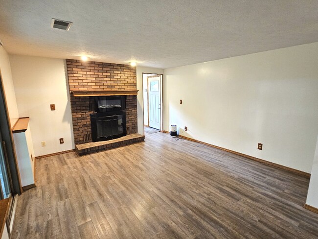 Building Photo - 11044 River Oaks Ln E