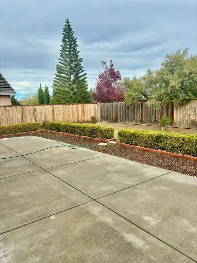 Building Photo - Great Neighborhood- Large 5 bed 3 bath home in San Marcos area in Pittsburg!