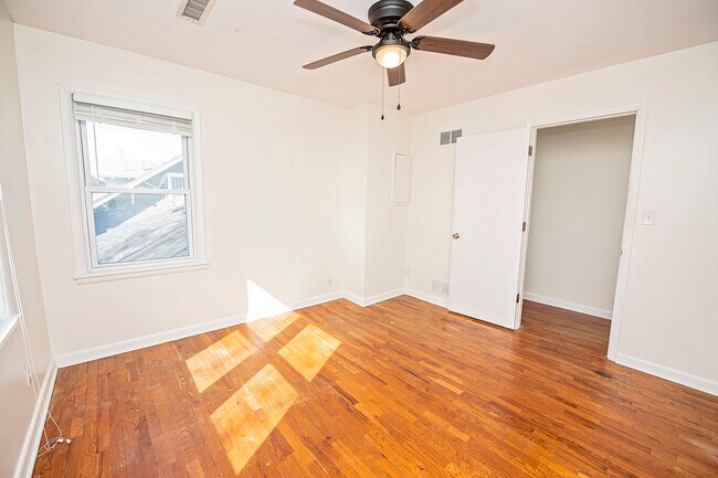 Building Photo - 1448 E Walnut St