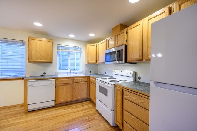 Building Photo - Available in June 2026 Well-maintained 3 bedrooms 2.5 bath townhouse located in the heart of Lake...