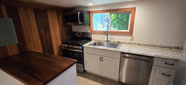 Building Photo - 105 Watertrough Rd