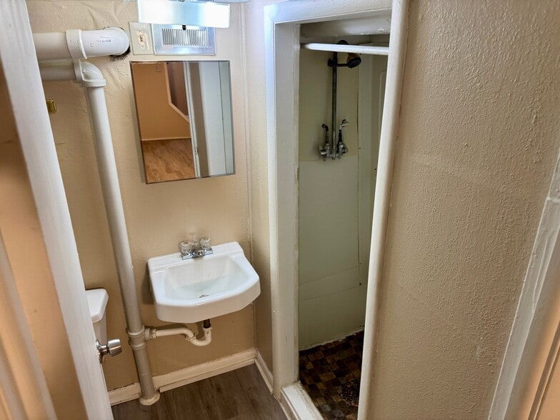 Building Photo - 914 8th Ave S