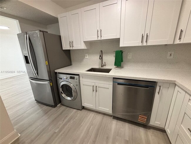 Building Photo - 9301 SW 92nd Ave