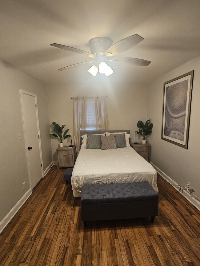 Building Photo - FURNISH, 3 Bedroom 3 Bath Brick Ranch Home
