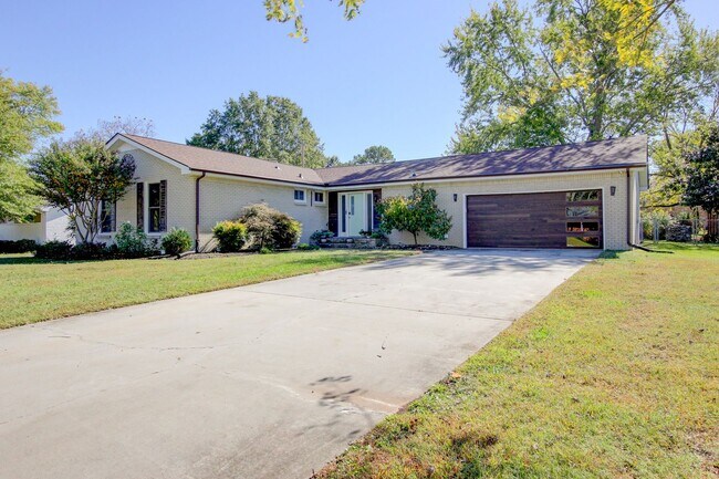 Building Photo - 2144 Pace Dr