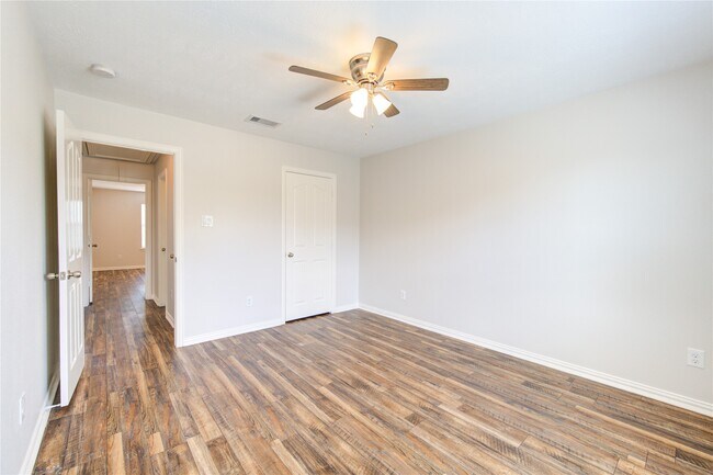 Building Photo - 24615 Lakecrest Bend Dr