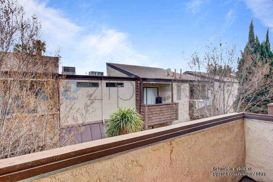 Building Photo - Unit 10