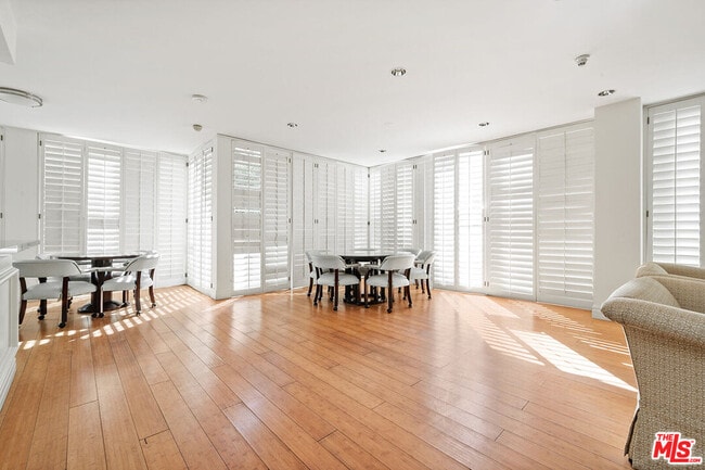 Building Photo - 10433 Wilshire Blvd