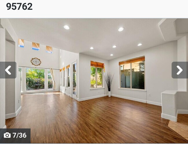 Building Photo - 208 Gamay Pl