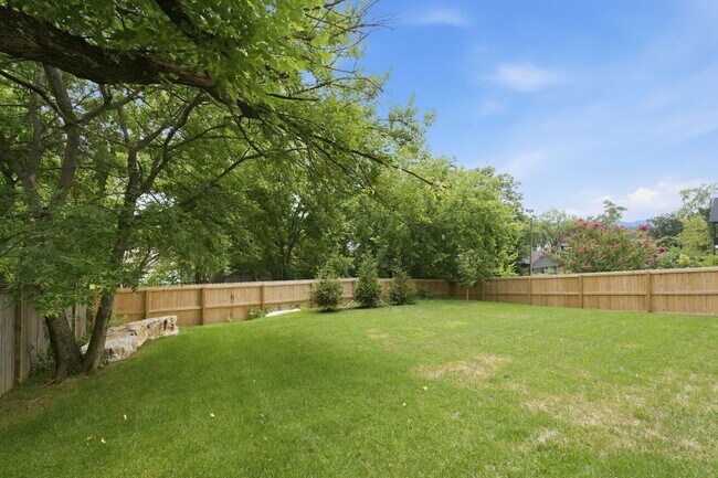 Building Photo - Spacious 5-Bedroom with Fenced Yard & Modern Amenities