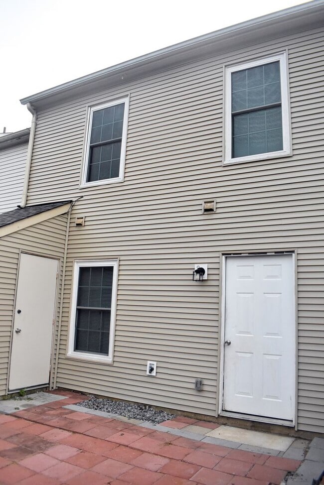 Building Photo - A Great Fairview Commons Townhome!