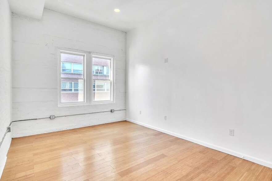 Building Photo - 162 University Ave