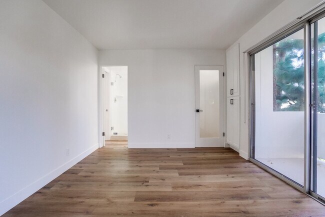 Building Photo - 435 N Oakhurst Dr