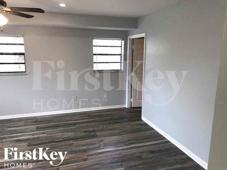 Building Photo - 1389 Meadowbrook Dr