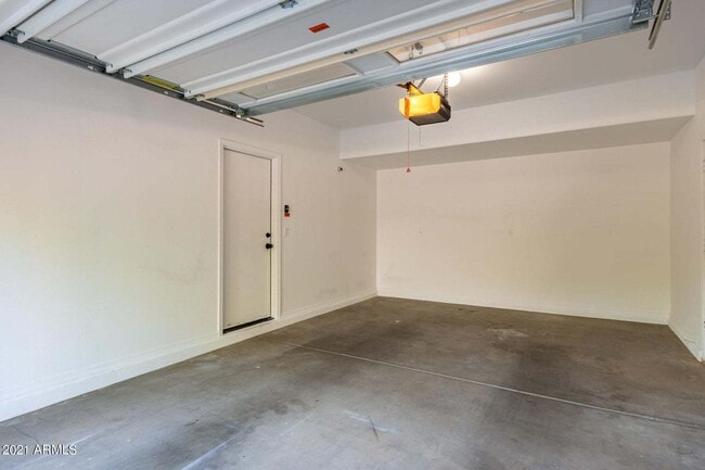 Building Photo - Eagle Glen Cul-de-sac Beauty