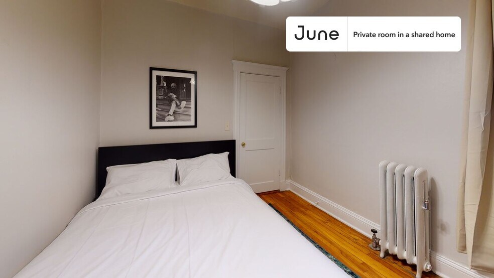 Building Photo - Private bedroom in 3 bed/1 bath Home