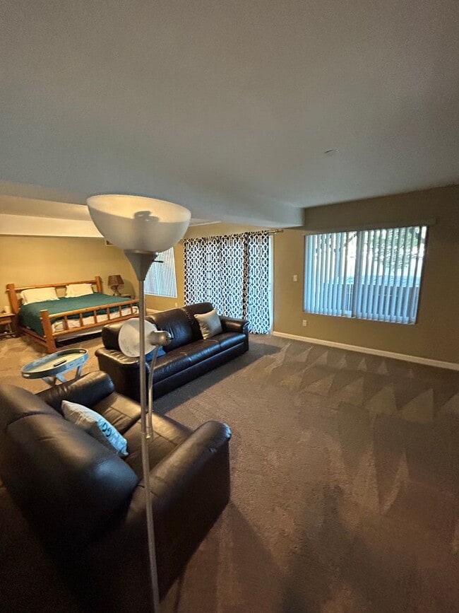 Building Photo - Don't Miss out on a Summer at the Lake.  Beautiful Fully Furnished Waterfront Home available July...