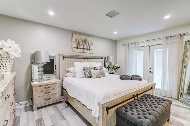 Building Photo - Fully Furnished 4-Bedroom Pool Home with Golf Course Views in Northdale