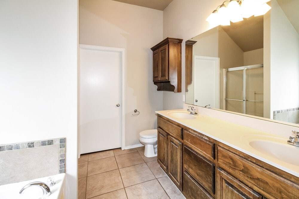 Building Photo - 2004 NE 32nd St