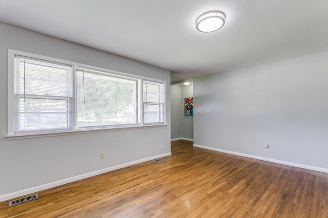 Building Photo - 3 Bedroom home in Haysville