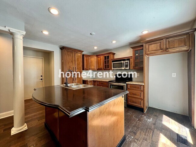Building Photo - Maintenance Free Living w/ Hardwood Floors, Open Layout, Granite Counters, Finished Basement!