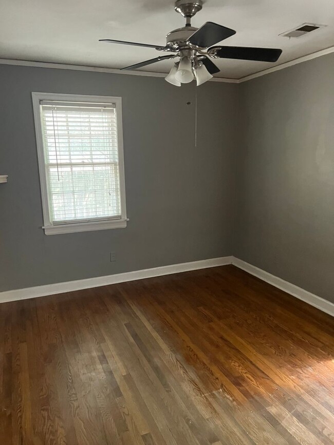 Building Photo - 3 bed, 1 bath near the University of Memphis